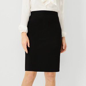 EUC Ann Taylor Black Seamed Pencil Skirt in Bi-Stretch 18